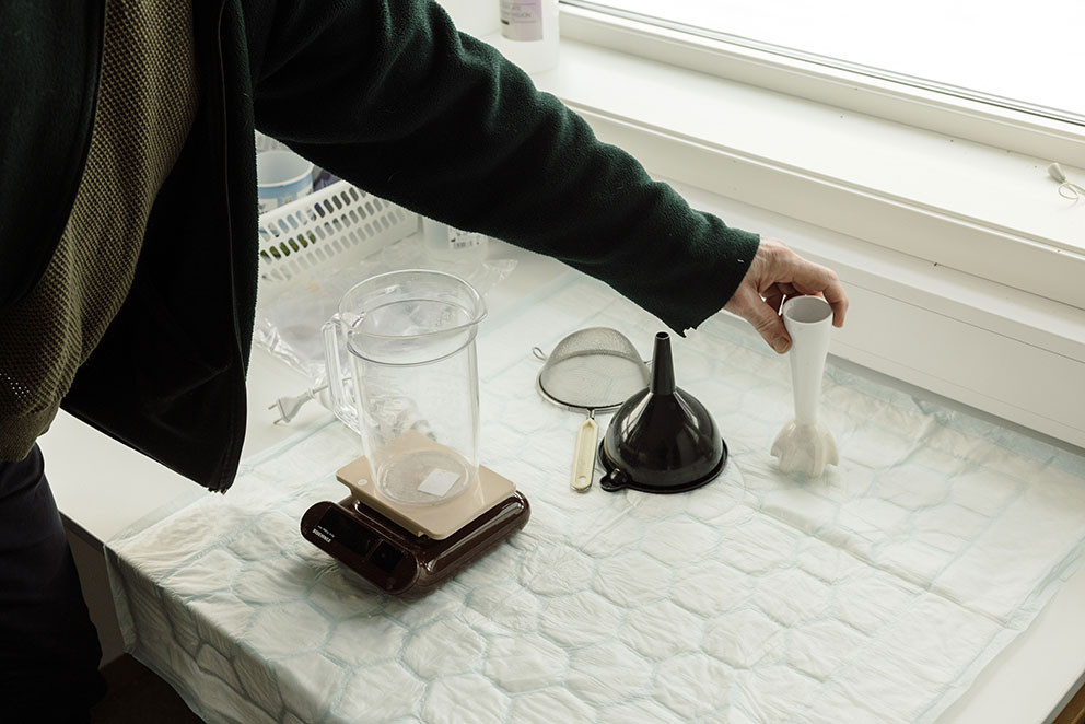 BLANDINGSUTSTYRET: Fekaldonorene er oppl&aelig;rt i &aring; levere sine varer og klargj&oslash;re for nedfrysing etter n&oslash;ye prosedyre.