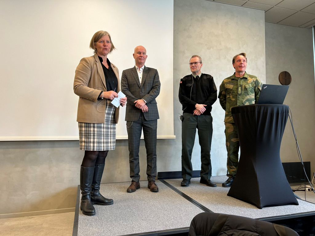 BREDT PANEL: Et bredt sammensatt panel tok tak i ulike sider av temaet helseberedskap i en tid med &oslash;kte trusler. Fra venstre&hellip;