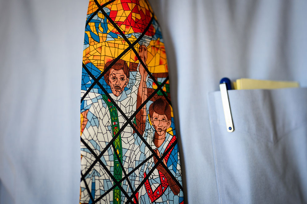 DETALJERT GJENGIVELSE: Glassmaleriet fra r&aring;dhuset i Addis Abeba er detaljert gjengitt. Foto: John Trygve Tollefsen