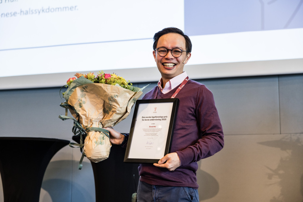 PRISVINNER: David Hui (30) er tidenes yngste prisvinner av grunnutdanningsprisen. Foto: Thomas B. Eckhoff/Legeforeningen