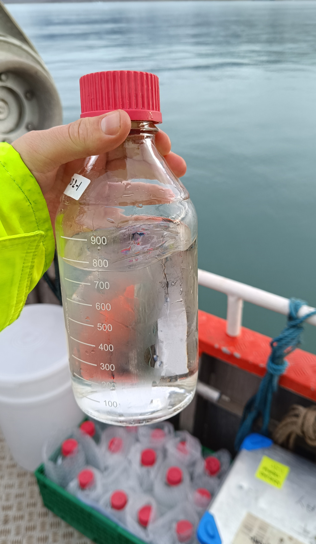 Pr&oslash;vetaking av sj&oslash;vann i Kongsfjorden p&aring; Svalbard, august 2023. Foto: Antoine Fructuoso.