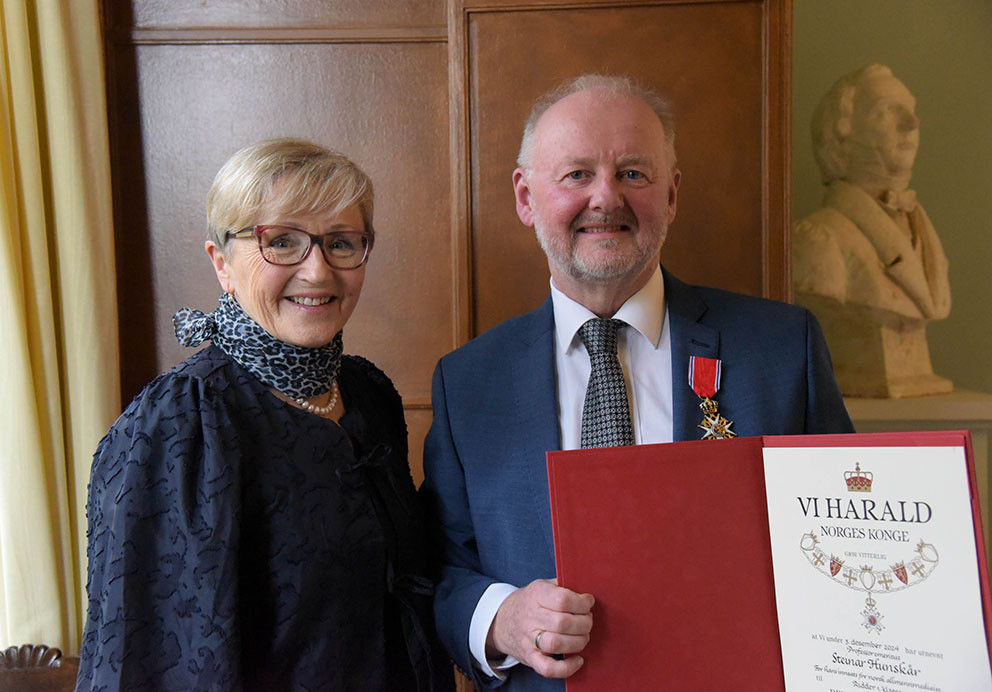 RIDDER: Statsforvalter Liv Signe Navarsete overrakte Steinar Hunsk&aring;r den kongelige utmerkelsen 28. mars 2025. Foto: Ingrid&hellip;