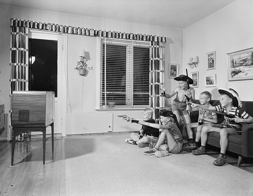 &laquo;Cowboygutter&raquo; ser fjernsyn, 1960. Foto: Leif Krohn &Oslash;rnelund (1914&ndash;92) / Oslo Museum / CC BY-SA
