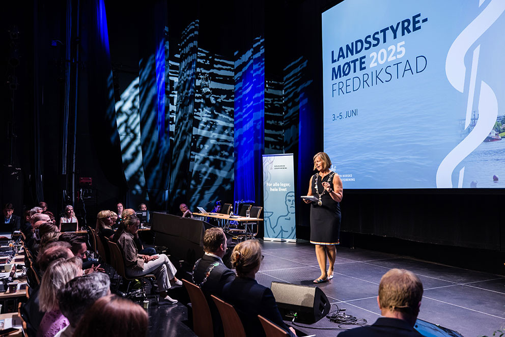 &Aring;PNET M&Oslash;TET: Anne-Karin Rime holder &aring;pningstalen p&aring; Legeforeningens landsstyrem&oslash;tet i Fredrikstad. Foto: Legeforeningen&hellip;