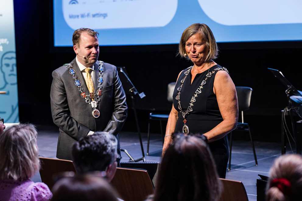 BES&Oslash;KTE LANDSSTYREM&Oslash;TET: Anne-Karin Rime med ordf&oslash;reren i Fredrikstad, Arne Sekkelsten (H). Foto: Legeforeningen/Thomas B&hellip;
