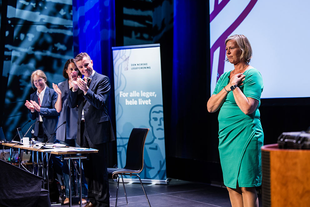 R&Oslash;RT: Anne-Karin Rime mottok st&aring;ende applaus fra landsstyret etter valget. Foto: Thomas B. Eckhoff/Legeforeningen