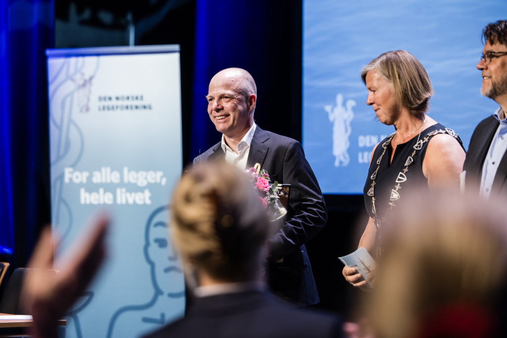 PRISVINNER: Jostein Gleditsch sammen med president Anne-Karin Rime og visepresident Nils Kristian Klev. Foto: Legeforeningen&hellip;